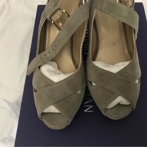 New beautiful grey suede wedge!